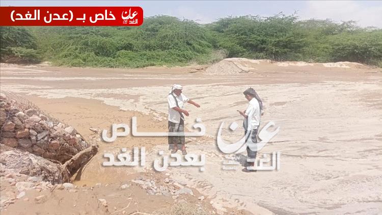مدير عام أحور يتفقد أضرار السيول ويوجه باتخاذ إجراءات عاجلة لإعادة تأهيل الوادي والمعابر