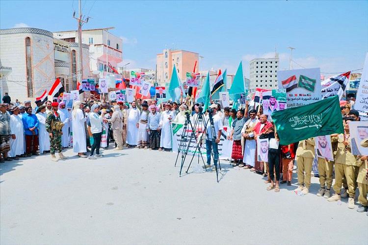 مسيرة جماهيرية بالمهرة تعلن تضامنها مع السعودية والدول العربية وتندد بالاعتداءات الإيرانية