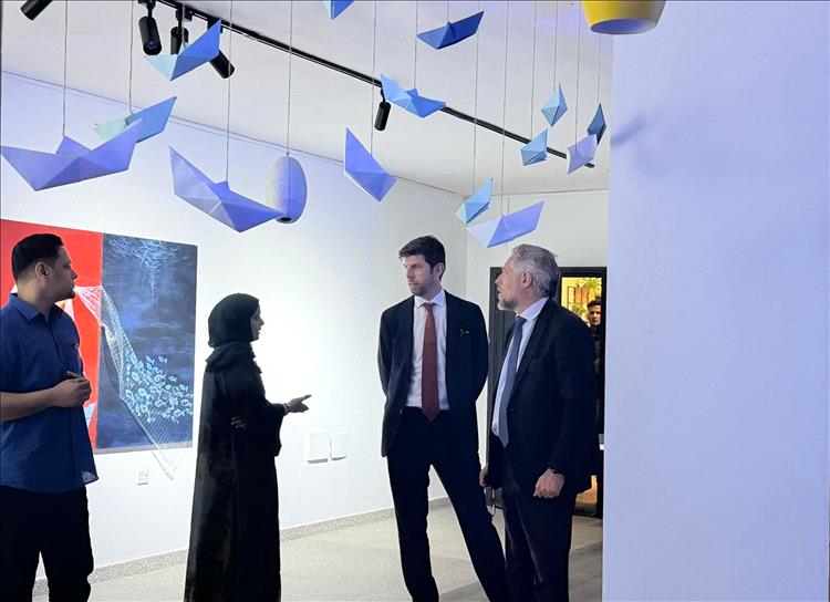 جولة ثقافية في خور مكسر… سفير الاتحاد الأوروبي يزور “عدن أجين” ويشيد بإبداع سمر سامي