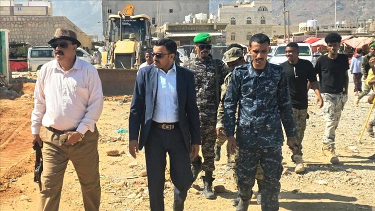 السقطري ينفذ حملة ميدانية لإزالة أسواق بيع الأسماك من الشوارع العامة بمديرية حديبوه