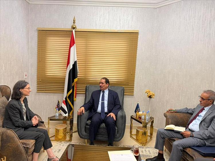 وزير الداخلية يبحث مع السفيرة الفرنسية تعزيز التعاون الأمني