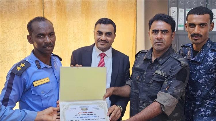 السقطري يمنح الضابط عبدالرحمن عبدالوهاب شهادة الضابط المثالي