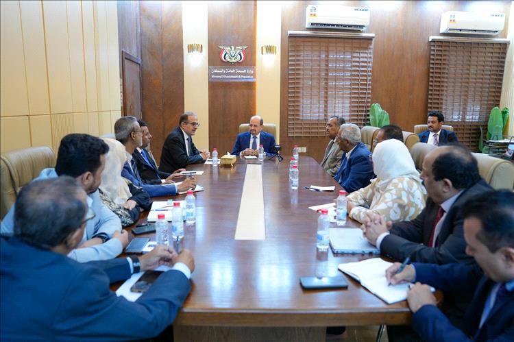 رئيس الوزراء يزور وزارة الصحة ..ويؤكد دعم القطاع الصحي