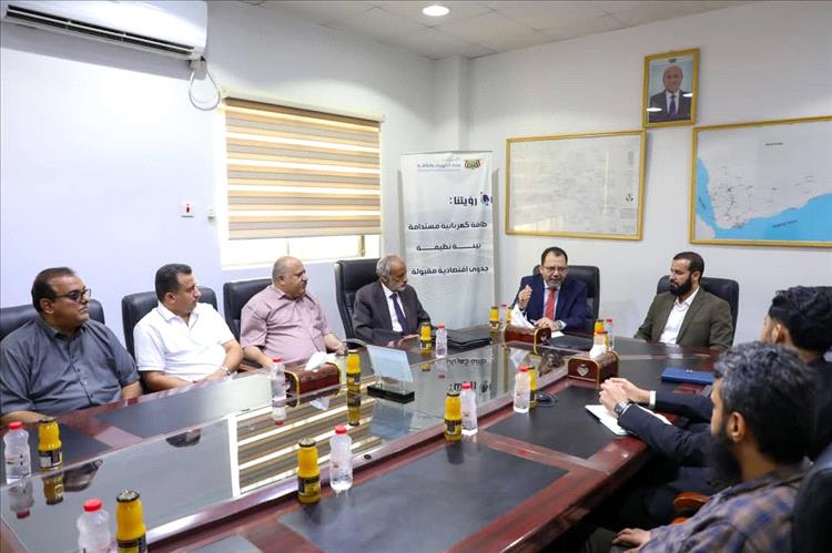 وزير الكهرباء يناقش مع محافظ أبين احتياجات الطاقة ويؤكد التوسع في الحلول المستدامة 