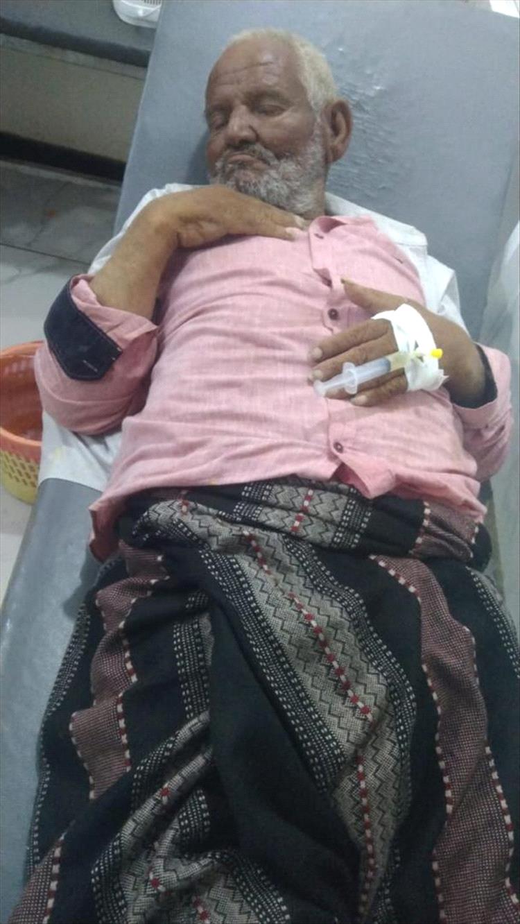 عدن .. مناشدة إنسانية للبحث عن ذوي مسن يمر بظروف صعبة 