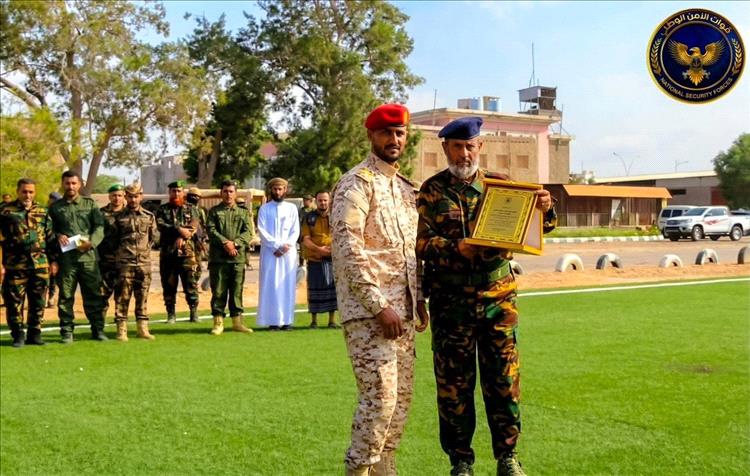 تكريم ضابط بعدن تعرض للاعتداء من قبل ناشطة في المجلس المنحل