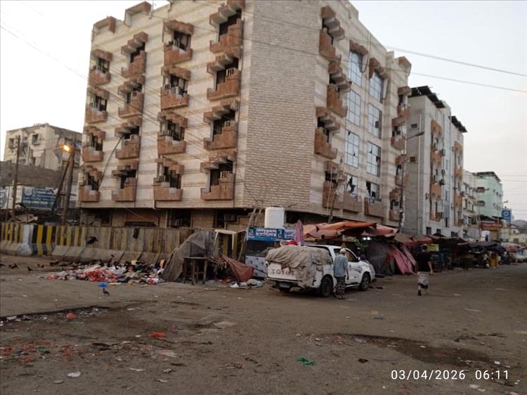 مدخل وزارة المالية بعدن يتحول إلى فوضى مفتوحة.. صورة تكشف واقعًا صادمًا في قلب المدينة