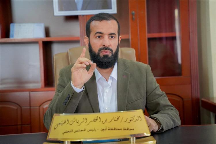 محافظ أبين يجري اتصالاً بمدير عام مودية ويطمئن على صحة الأخ حسين دحه عقب محاولة اغتياله