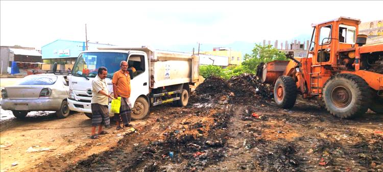 بإشراف مباشر من مدير عام لودر ومدير صندق النظافة.. إزالة مخلفات القمامة امام وكالة الخضار