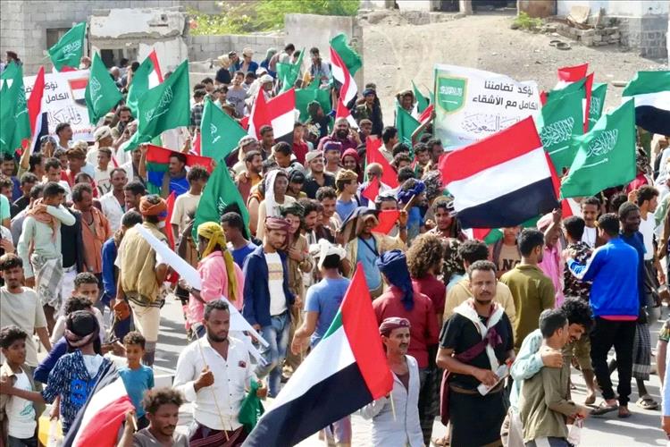 "مصيرنا واحد وأمننا لا يتجزأ".. حشود المخا تؤكد وقوف اليمنيين صفاً واحداً خلف المملكة والخليج