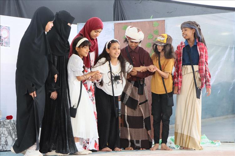 مدرسة 22 مايو للتعليم الأساسي بنات بسيئون تعرض مسرحيتها الرائعة بعنوان صرخة من خلف الجدران