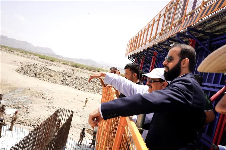 محافظ أبين يتفقد سير العمل في مشروع سد حسان الاستراتيجي