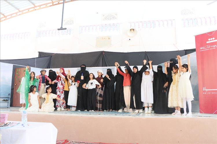 مدرسة 22 مايو للتعليم الأساسي بنات بسيئون تعرض مسرحيتها الرائعة  بعنوان صرخة من خلف الجدران