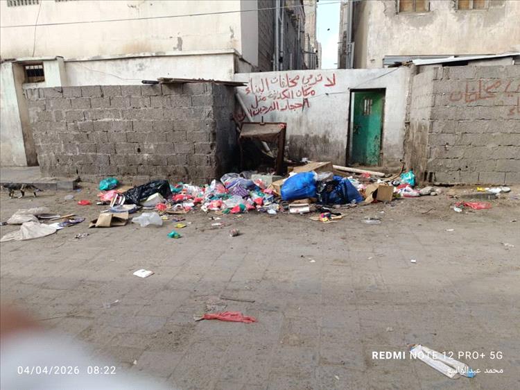 أزمة القمامات في الشيخ عثمان تتفاقم.. وصندوق النظافة يعلن تحركًا لمعالجتها بـ300 برميل جديد