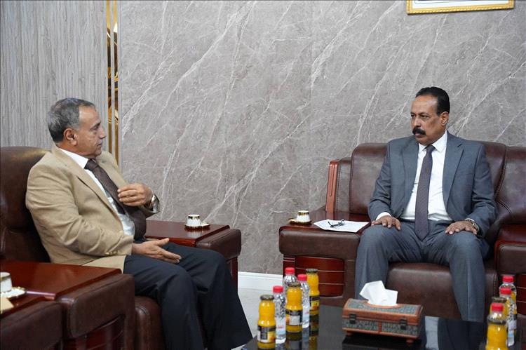 وزير الأشغال العامة يناقش مع رئيس جامعة عدن تعزيز الشراكة وتطوير البنية التحتية