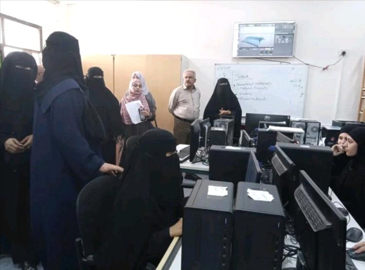 مدير عام مكتب التعليم الفني بعدن يتفقد سير العملية التعليمية بمعهدي "المعلا" و "البحري"