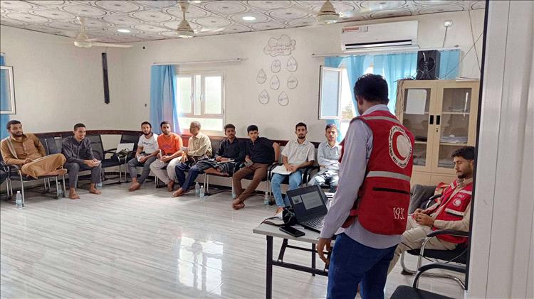 طلاب الجامعات يتعرفون على العمل الإنساني والتطوعي في ورشة للهلال الأحمر بلحج