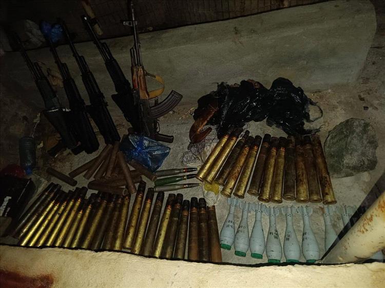 إحباط محاولة تهريب شحنة أسلحة ومتفجرات غرب المكلا كانت في طريقها إلى شبوة