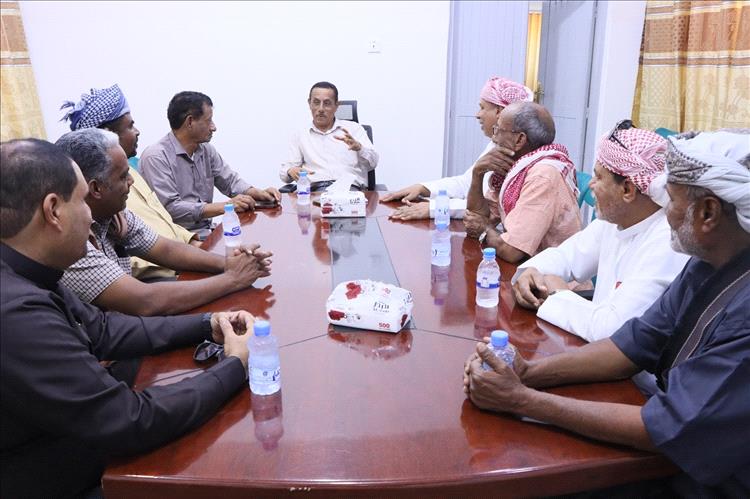 د. العمودي يناقش أوضاع الخدمات الصحية بمديرية السوم مع قيادة السلطة المحلية بالمديرية