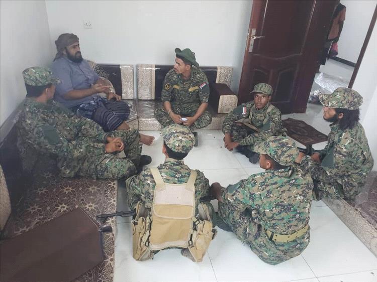 نائب قائد الحملة الأمنية بمديرية المضاربة يلتقي مدير قسم شرطة خور العميرة