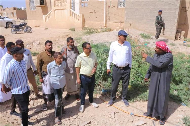الوكيل السعيدي يطلع ميدانيًا على التعديات والبناء العشوائي في مجاري السيول بسيئون