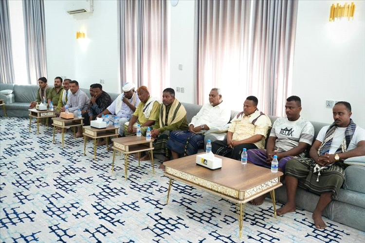 الخنبشي يعزي أسر الضحايا ويؤكد استمرار التحقيق في أحداث المكلا