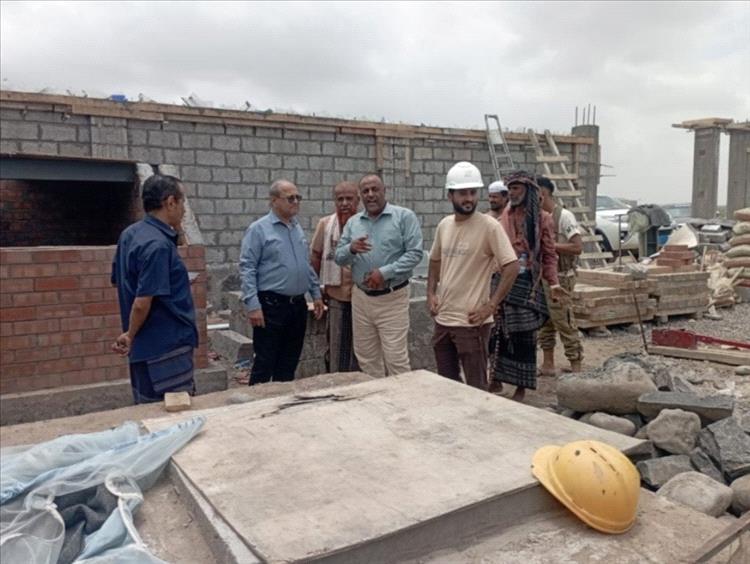 مدير عام تبن يتفقد التشطيبات النهائية للمركز الصحي بقرية البيطرة