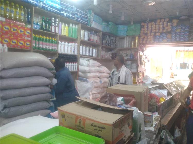 مكتب الأشغال العامة بخنفر ينفذ نزولا للمحلات التجارية والمطاعم بسوق المدينة