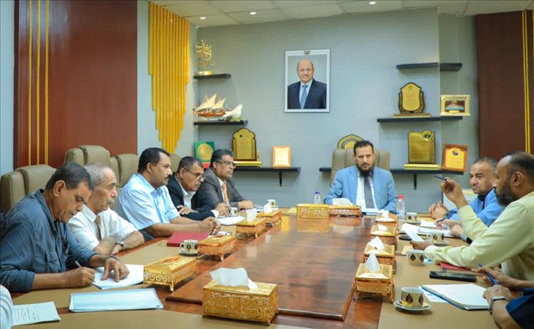 المحافظ شيخ يشدد على الحوكمة والانضباط الضريبي لتعزيز الإيرادات وتحسين الخدمات في العاصمة عدن