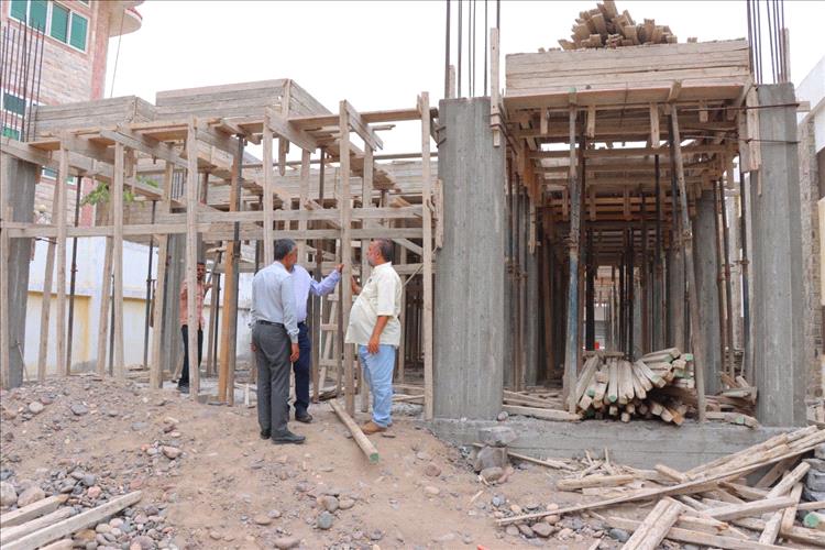 مدير عام خورمكسر يطّلع على تقدم العمل في مشروع فصول جديدة بثانوية عبدالباري للبنات