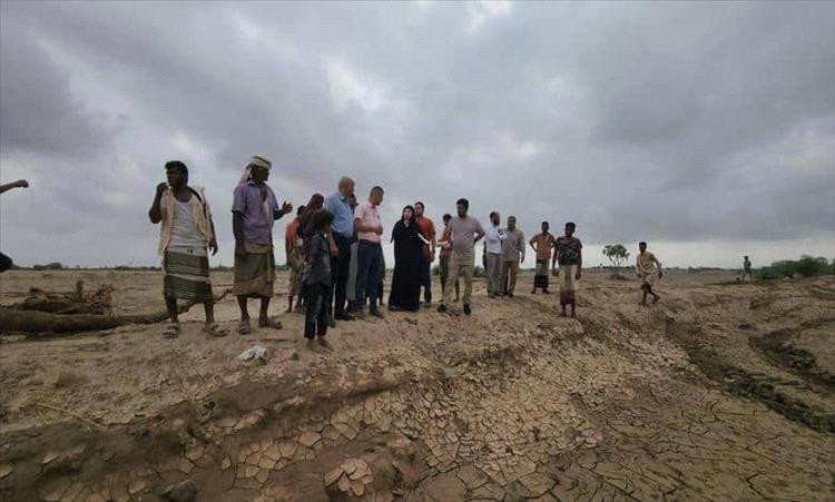 وفد دولي يتفقد أضرار السيول في ريف المخا ويطالب بتدخل إنساني عاجل