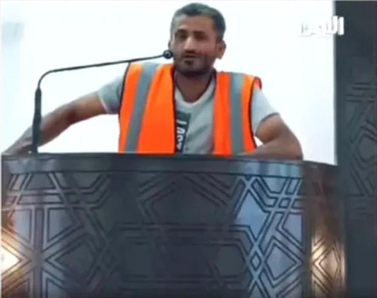 عامل يمني يلفت الأنظار بخطبة في مسجد بالسعودية بعد تأخر الخطيب 