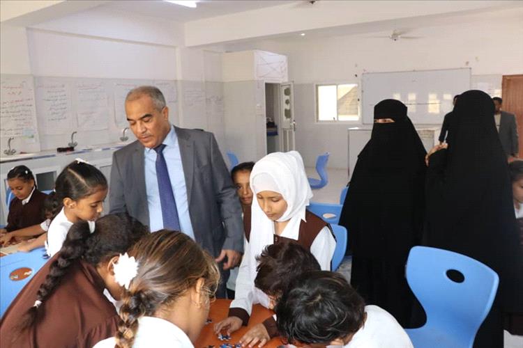 وزير التربية يطلع على سير العملية التعليمية بمدارس مدينة الشعب بعدن