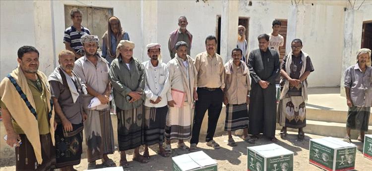 برعاية المحافظ ابن الوزير وبتمويل مركز الملك سلمان.. تدشين توزيع سلال غذائية للأسر المحتاجة بمديرية رضوم 