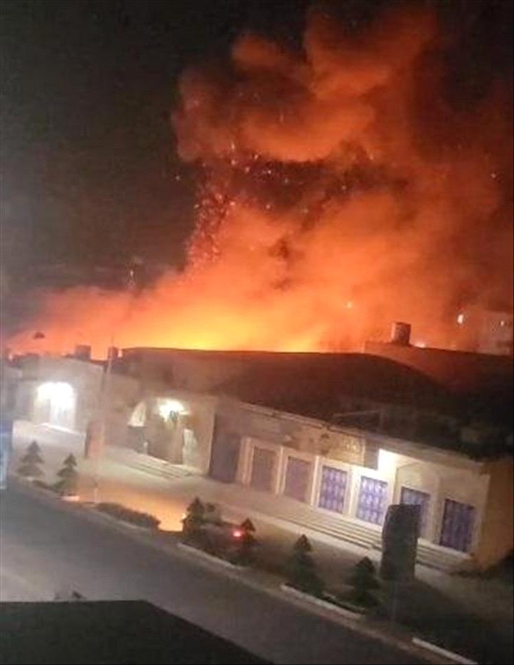 الدفاع المدني بوادي حضرموت يسيطر على حريق نشب في محل خردة بمدينة سيئون