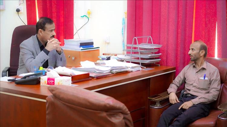 المحافظ بن الوزير يشدّد على تعزيز الرقابة البحرية ويؤكد ضرورة إزالة السفن الجانحة لحماية سواحل شبوة 