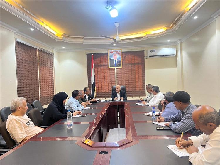 الوزير الشرجبي يناقش مع قيادة هيئة حماية البيئة تعزيز الأداء ومواجهة التحديات البيئية