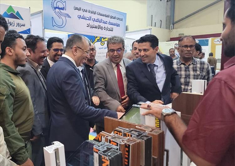 وزير الصناعة والتجارة يتفقد أجنحة المعرض الأول للصناعات الوطنية بعدن