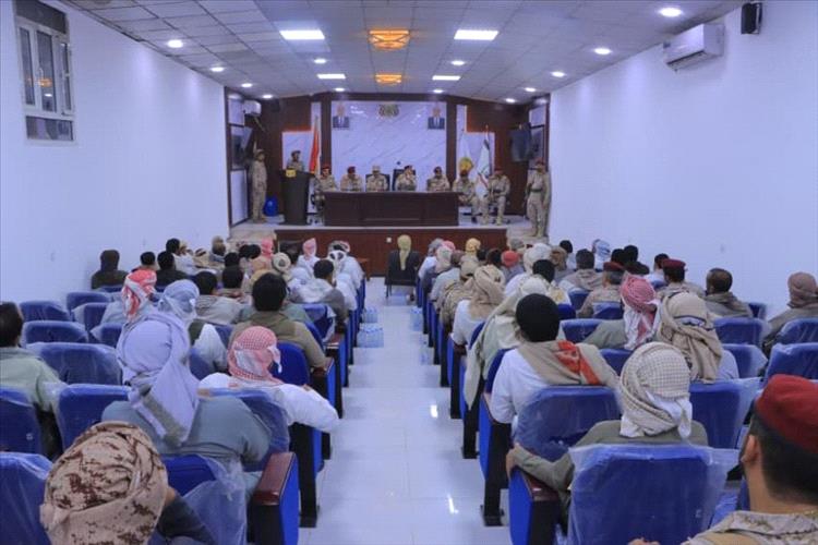 وزير الدفاع يلتقي قيادات المقاومة في مأرب والجوف ويشيد بدورهم في مواجهة مليشيات الحوثي