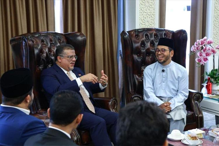 السفير باحميد يبحث مع وزير الشؤون الدينية الماليزي تعزيز العلاقات الثنائية