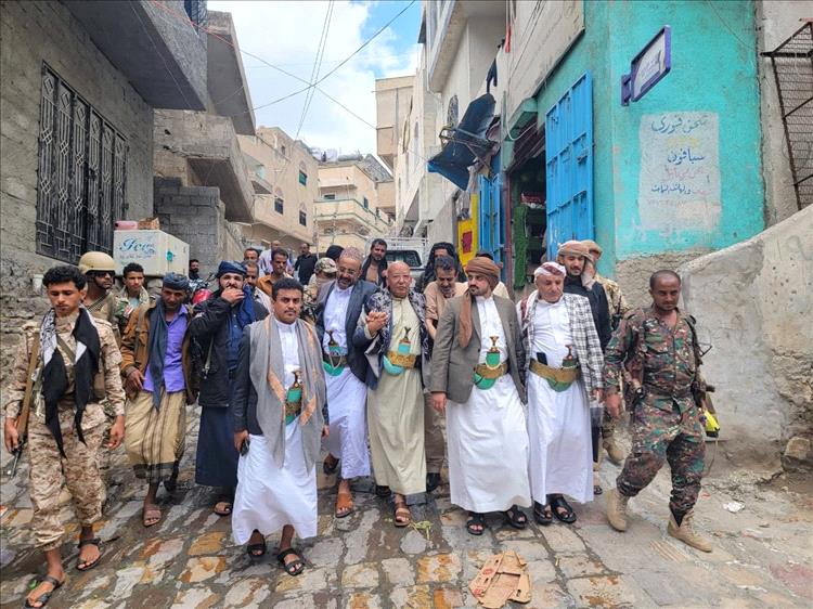 رفقة وفد قبلي وعسكري.. الشيخ صهيب البركاني يتفقد أسر ضحايا السيول بتعز