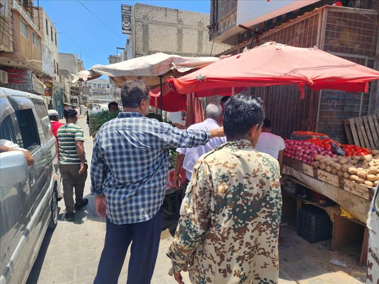حملة ميدانية متواصلة لتنظيم حركة السير والأسواق بمديرية صيرة بعدن