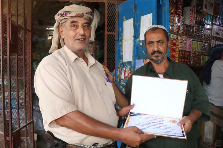 رئيس مجلس الآباء بثانوية الفاروق بجعار يكرّم الشيخ عبدالقوي الزريقي تقديراً لدعمه للعملية التعليمية