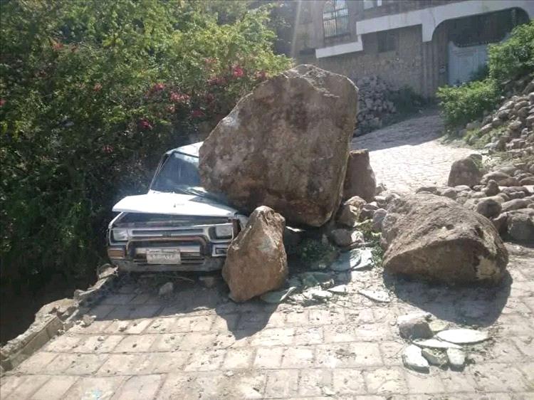 عاجل.تعز. أمطار غزيرة تتسبب بانهيار صخري وتضرر منزل سكني بعزلة عدينة.