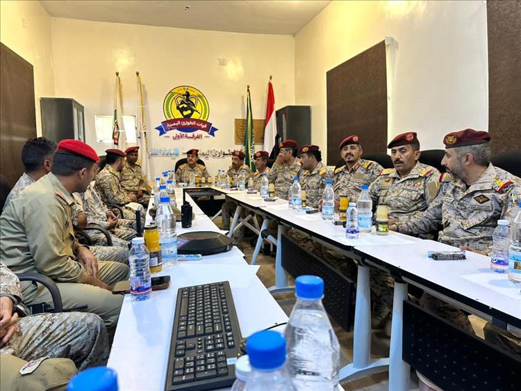 وزير الدفاع يتفقد جاهزية الفرقة الأولى طوارئ ويشيد بمستوى الأداء والانضباط