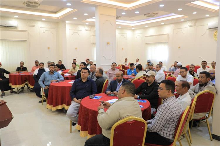وكيل حضرموت يفتتح ورشة عمل للمكاتب الهندسية ويطّلع على أنشطة مشروع تعزيز الوعي الصحي 