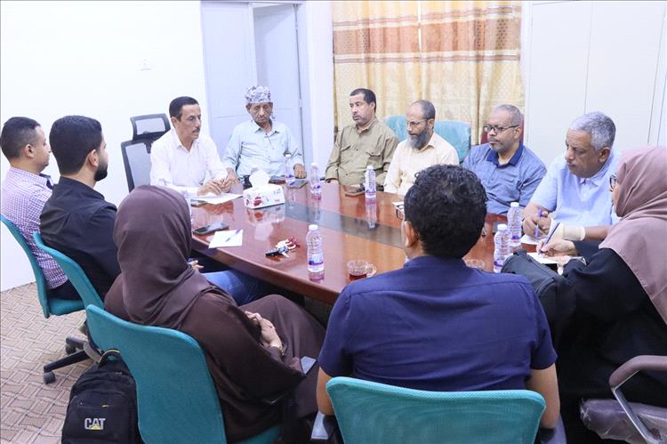 مناقشة آلية تنفيذ المرحلة الثانية من مشروع تعزيز الوعي الصحي لزيادة الطلب على التحصين في مديريتي تريم والقطن