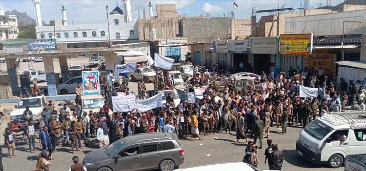 جموع الأزارق تحتشد أمام محكمة الضالع لتعجيل القصاص من قاتل الشاب علي فارس عثمان