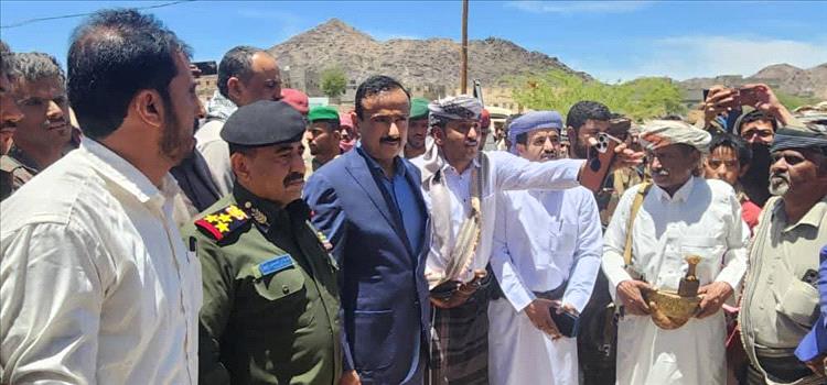 محافظ شبوة يقوم بزيارة تفقدية لمنطقة خورة، ويدشن اولى مشاريع الطرق "طريق الحجر خورة"