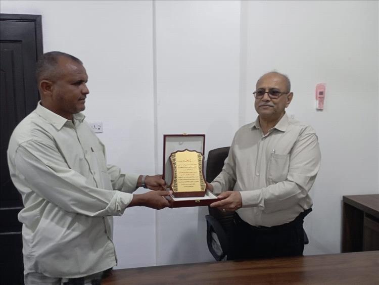 ​جمعية سد لفيح والفقية تكرم مدير عام مديرية تبن المهندس هود بغازي بدرع المسؤولية